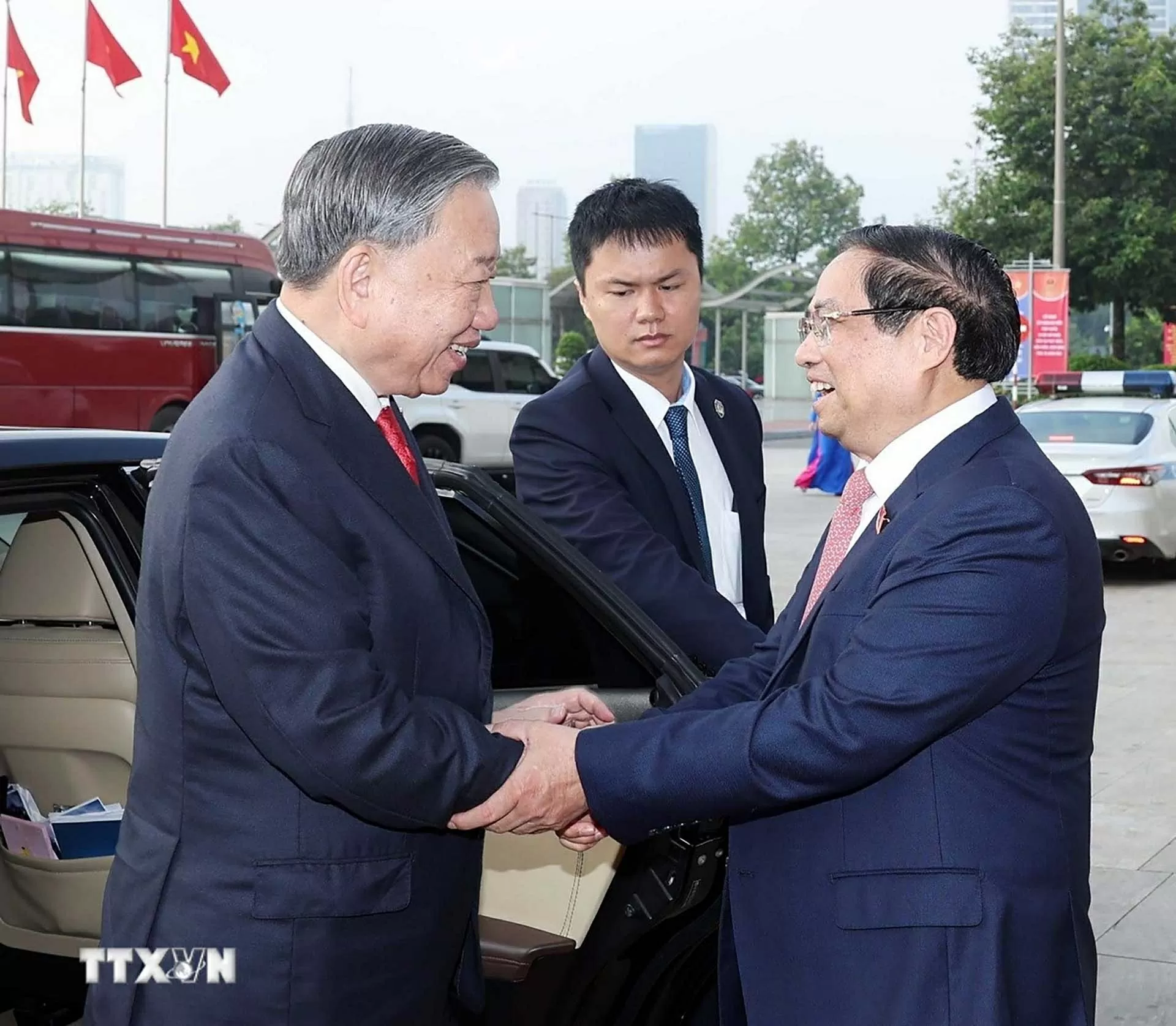 Thủ tướng Phạm Minh Chính đón Tổng Bí thư Tô Lâm đến dự đại hội. (Nguồn: TTXVN)