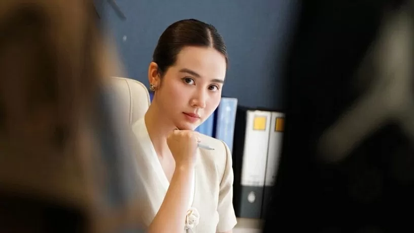 Phan Minh Huyền xuất hiện từ tập 12, thể hiện giai đoạn trưởng thành của nhân vật Ngân trong phim Phim 'Cách em 1 millimet': Phan Minh Huyền hoá thân vai nữ doanh nhân thành đạt, gu thời trang tối giản, mái tóc sang trọng