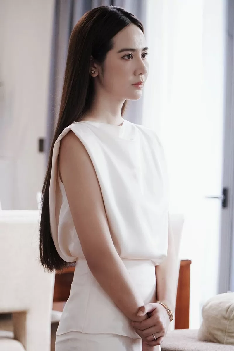 Phim Cách em 1 millimet: Phan Minh Huyền hoá thân vai nữ doanh nhân thành đạt, có gu thời trang tối giản, sang trọng