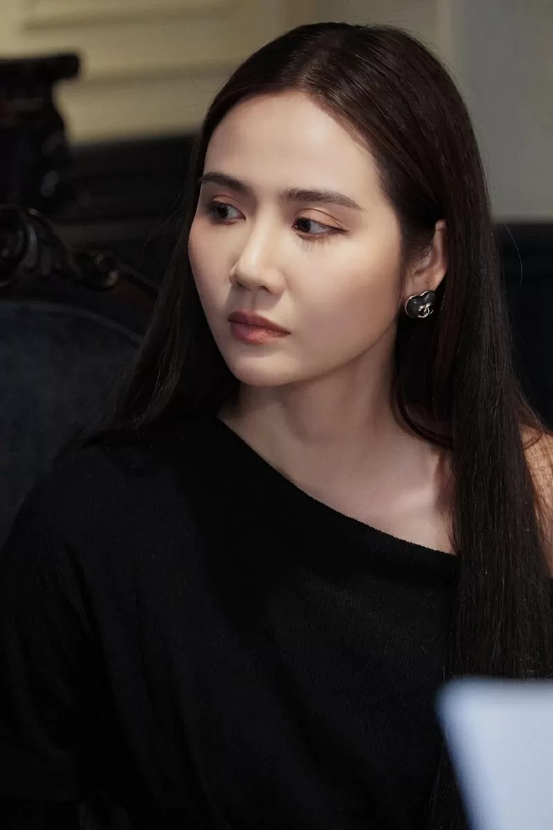 Phim Cách em 1 millimet: Phan Minh Huyền hoá thân vai nữ doanh nhân thành đạt, có gu thời trang tối giản, sang trọng