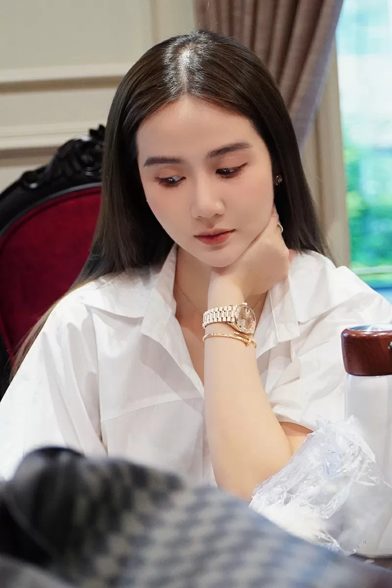 Phim Cách em 1 millimet: Phan Minh Huyền hoá thân vai nữ doanh nhân thành đạt, có gu thời trang tối giản, sang trọng