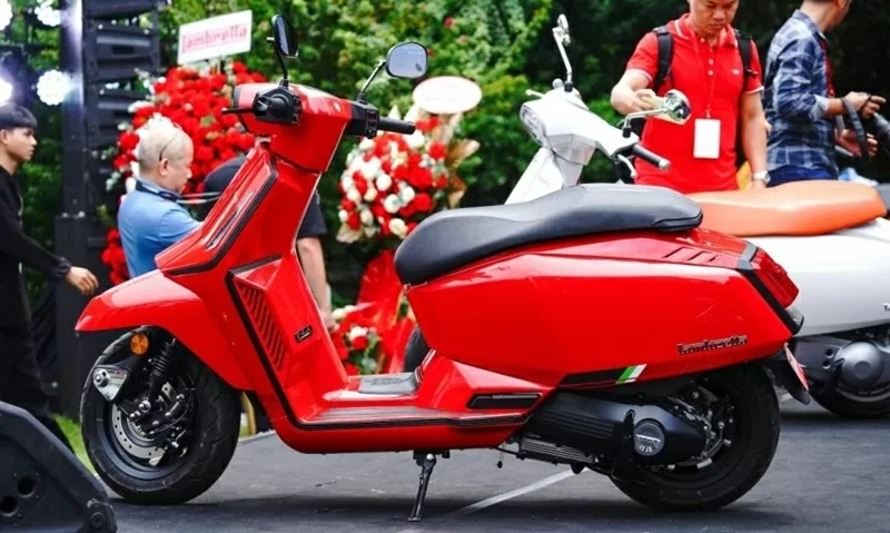Lambretta X125 có kích thước nhỉnh hơn đôi chút so với Vespa Sprint 125.