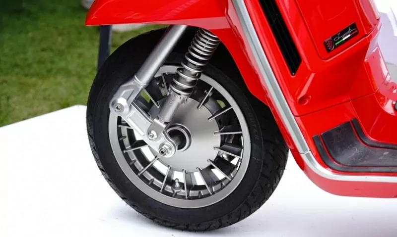 X125 nổi bật với hệ thống giảm xóc lò xo đôi ở bánh trước.