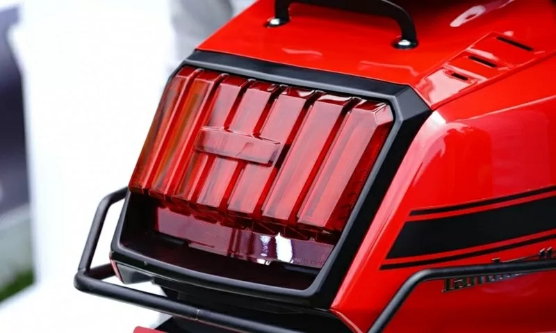 Đèn hậu LED vuông vức kích thước lớn trên Lambretta X125.