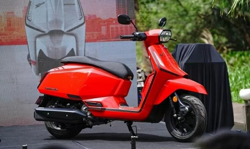 So với đối thủ cùng phân khúc là Vespa Sprint, Lambretta X125 thể hiện cá tính thiết kế hoàn toàn khác biệt.
