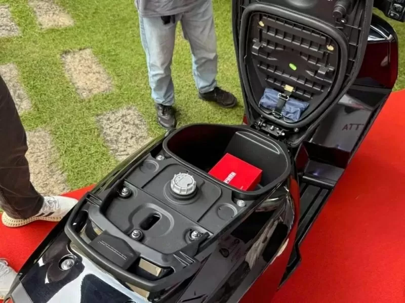 Khoang cốp dưới yên rộng rãi, đủ sức chứa một mũ bảo hiểm loại 3/4 cùng một vài vật dụng cá nhân nhỏ gọn. Khoang cốp dưới yên rộng rãi, đủ sức chứa một mũ bảo hiểm loại 3/4 cùng một vài vật dụng cá nhân nhỏ gọn.