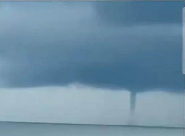 Tỉnh Ninh Bình: Vòi rồng lớn xuất hiện trên vùng biển xã Hải Tiến, không gây thiệt hại về người và tài sản Tỉnh Ninh Bình: Vòi rồng lớn xuất hiện trên vùng biển xã Hải Tiến, không gây thiệt hại về người và tài sản