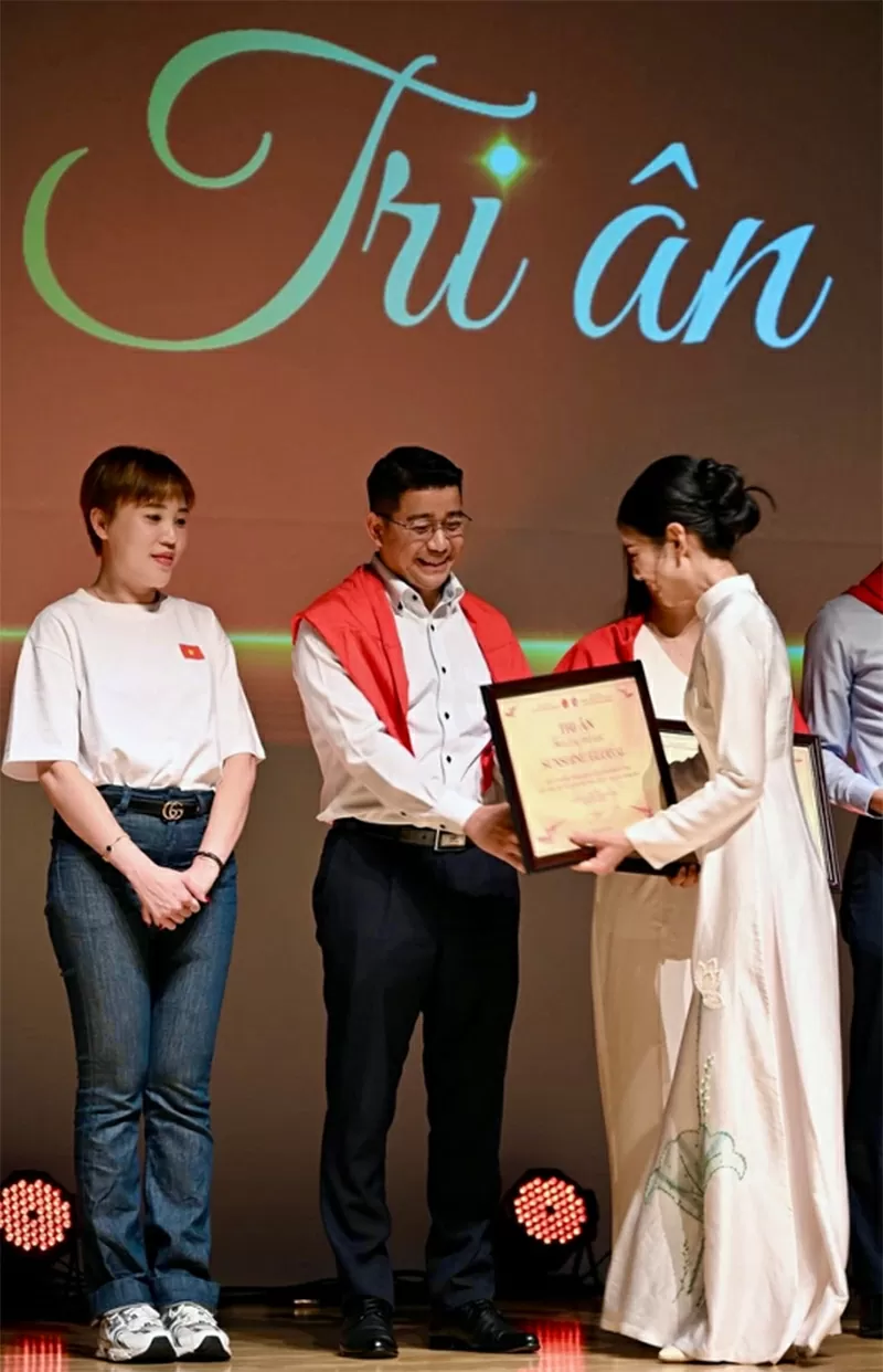 Chủ tịch Hiệp Hội người Việt Nam tại Saitama – Đại diện cộng đồng người Việt Nam tại đây nhận sự Tri ân của BTC cuộc thi.