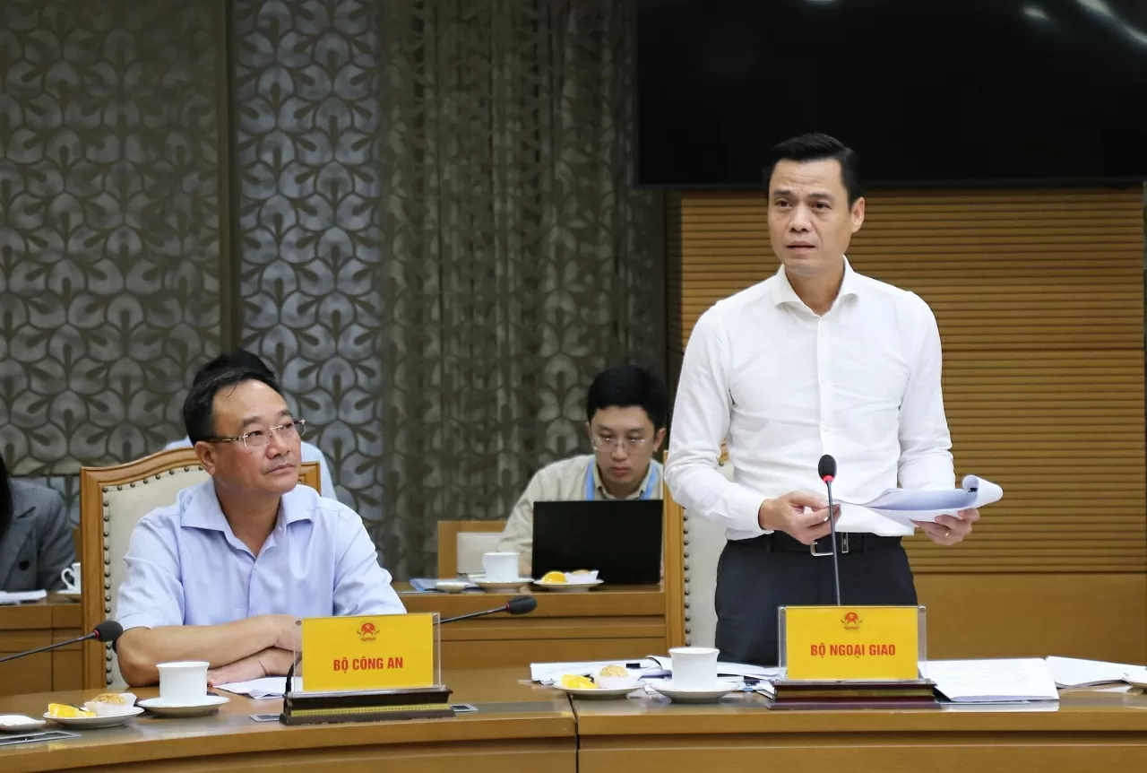 Thứ trưởng Ngoại giao Đặng Hoàng Giang báo cáo công tác chuẩn bị cho Lễ mở ký Công ước Hà Nội. (Ảnh: Thành Long)