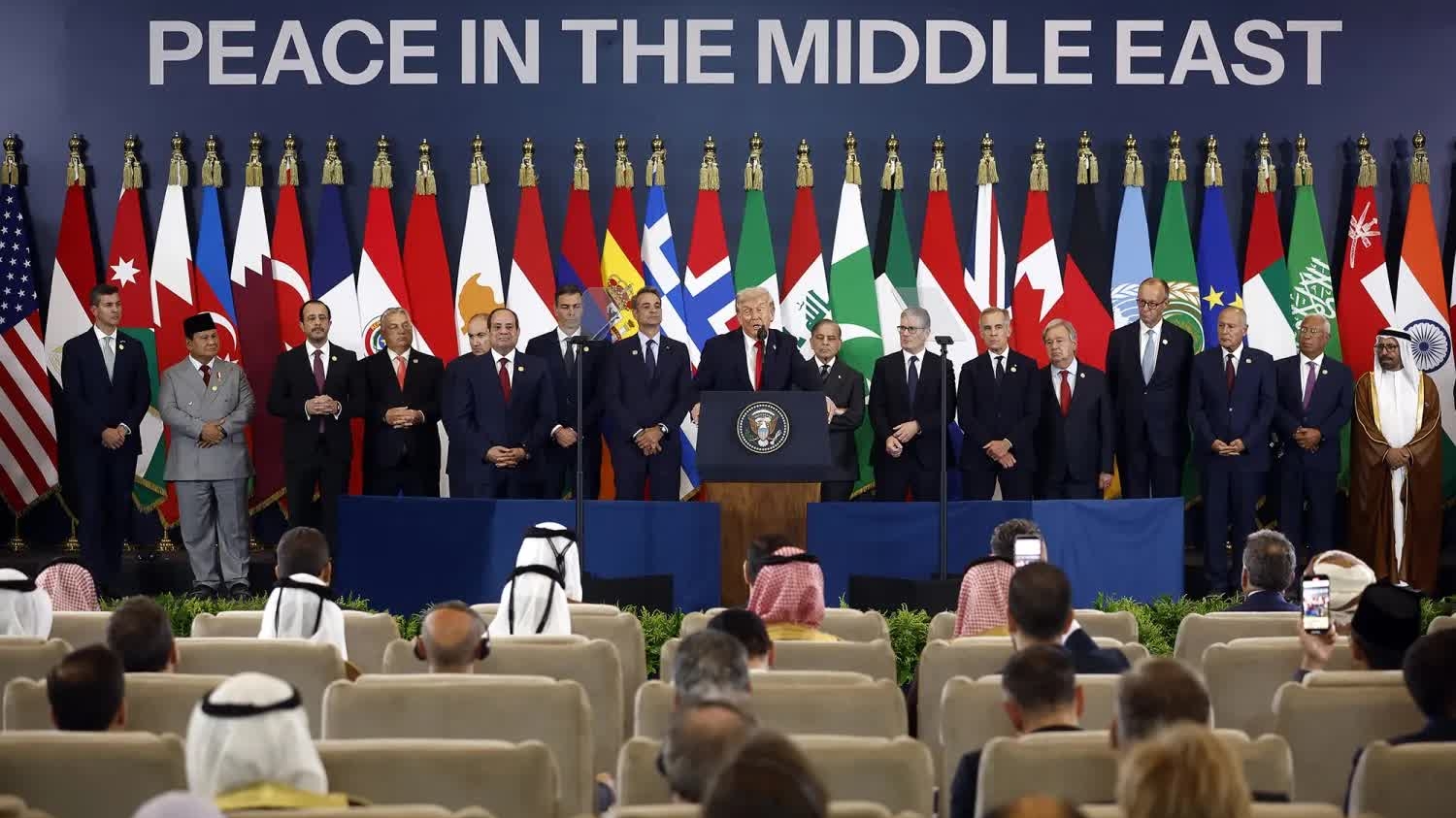 Các bên trung gian chính thức ký kết thỏa thuận ngừng bắn Gaza, Tổng thống Trump chỉ điểm bước tiếp theo