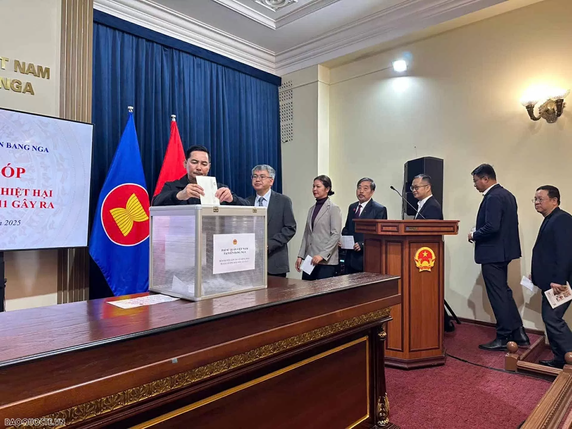 Cộng đồng người Việt tại Nga quyên góp ủng hộ đồng bào bị lũ lụt