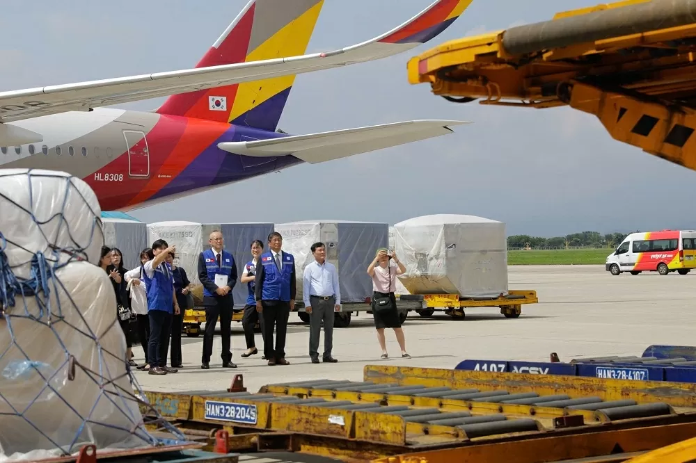 Chính phủ Nhật Bản gửi hàng viện trợ khẩn cấp giúp người dân Việt Nam khắc phục hậu quả sau bão lũ Chính phủ Nhật Bản gửi hàng viện trợ khẩn cấp giúp người dân Việt Nam khắc phục hậu quả sau bão lũ