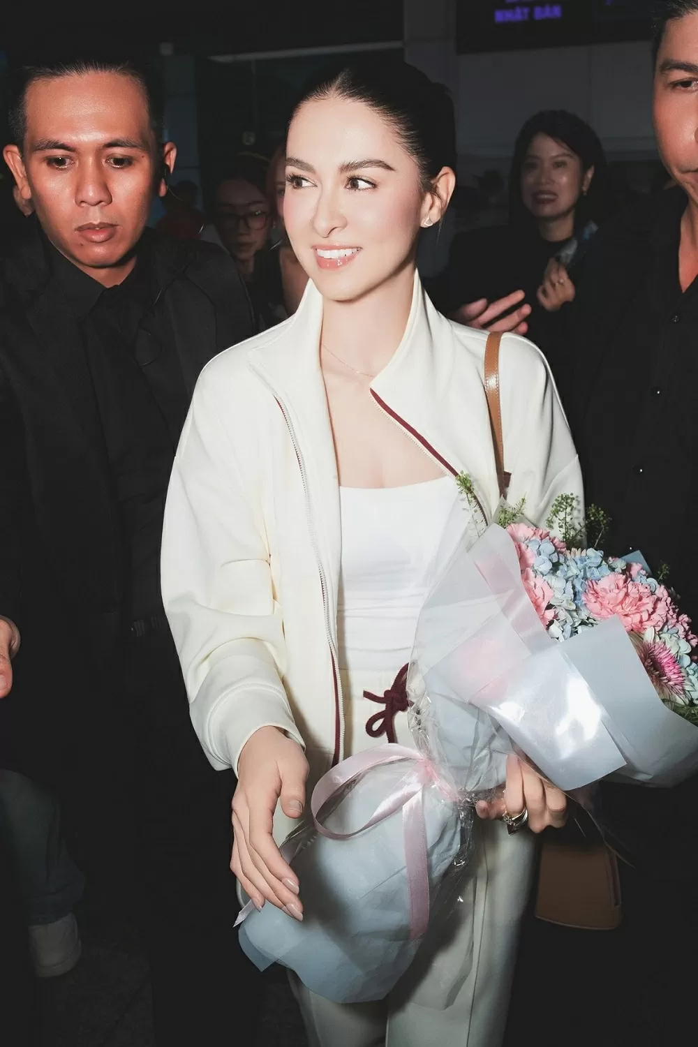 Mỹ nhân đẹp nhất Philippines háo hức khi đến Việt Nam làm vedette