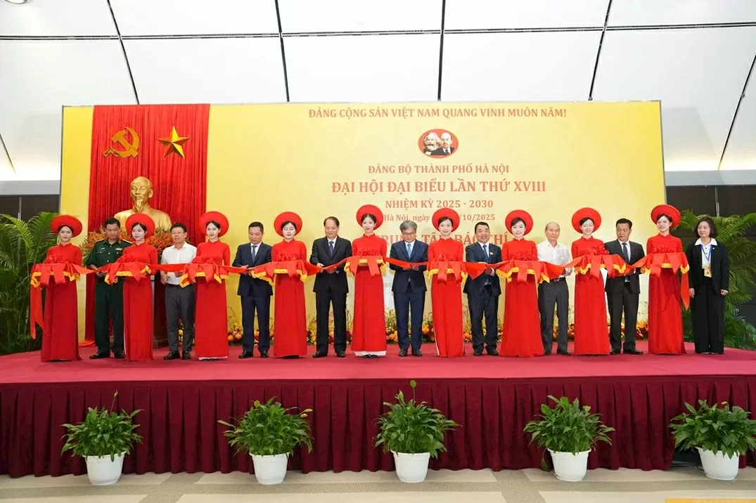 Các đồng chí lãnh đạo thành phố cắt băng khai trương Trung tâm Báo chí phục vụ Đại hội XVIII Đảng bộ thành phố Hà Nội. (Ảnh: Viết Thành)