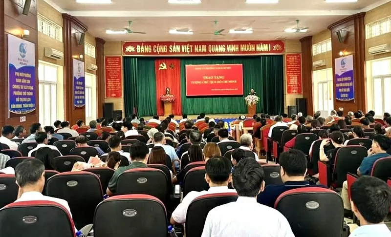 Đại tá Lê Thế Hoạt trao tặng bức tượng chân dung Bác Hồ cho quê hương Nam Sầm Sơn