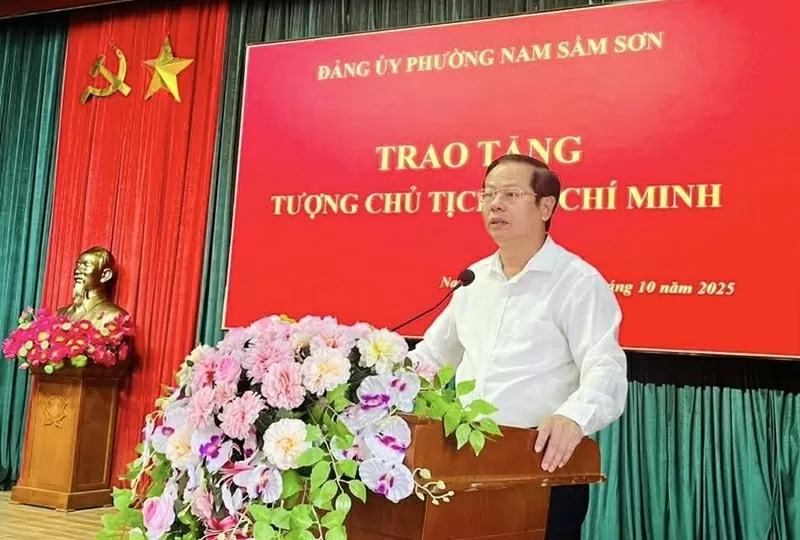 Ông Lê Trung Sơn, Bí thư Đảng ủy, Chủ tịch HĐND phường Nam Sầm Sơn phát biểu tại buổi Lễ.
