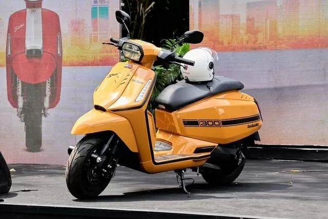 Lambretta X300 là đối trọng trực tiếp của Vespa GTS 300 và Honda SH 350i.