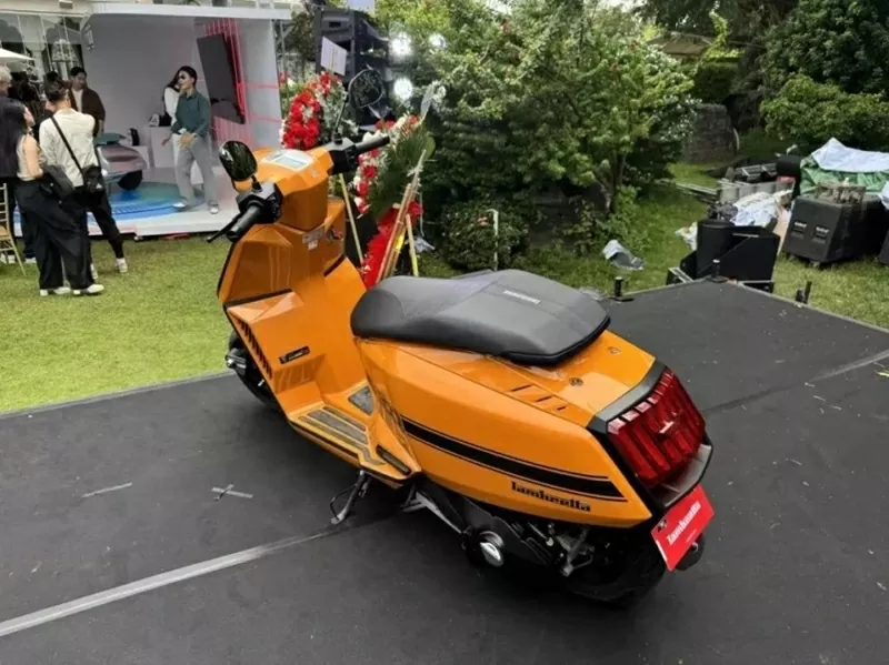 Lambretta X300 vẫn giữ được nét tinh tế đặc trưng của dòng xe tay ga Ý.
