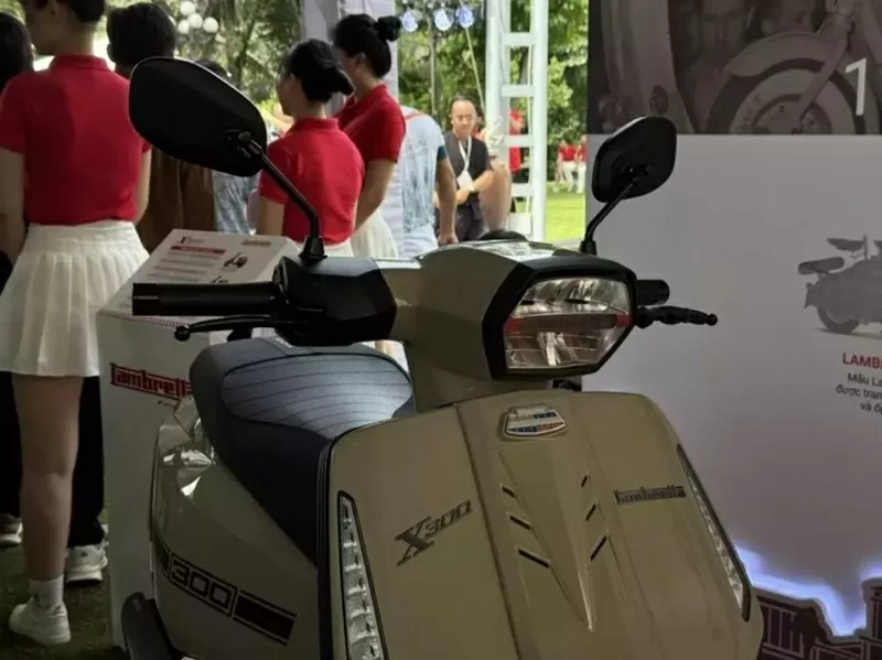 Lambretta X300 sử dụng hệ thống đèn chiếu sáng full-LED hiện đại.