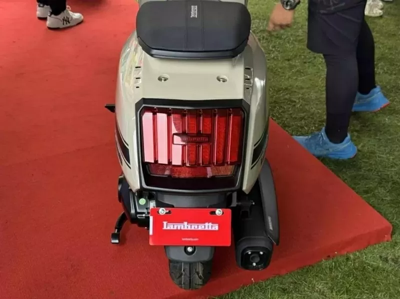 Dù sở hữu thiết kế bắt mắt, cụm đèn hậu có phần lộ thiên và không được che chắn.