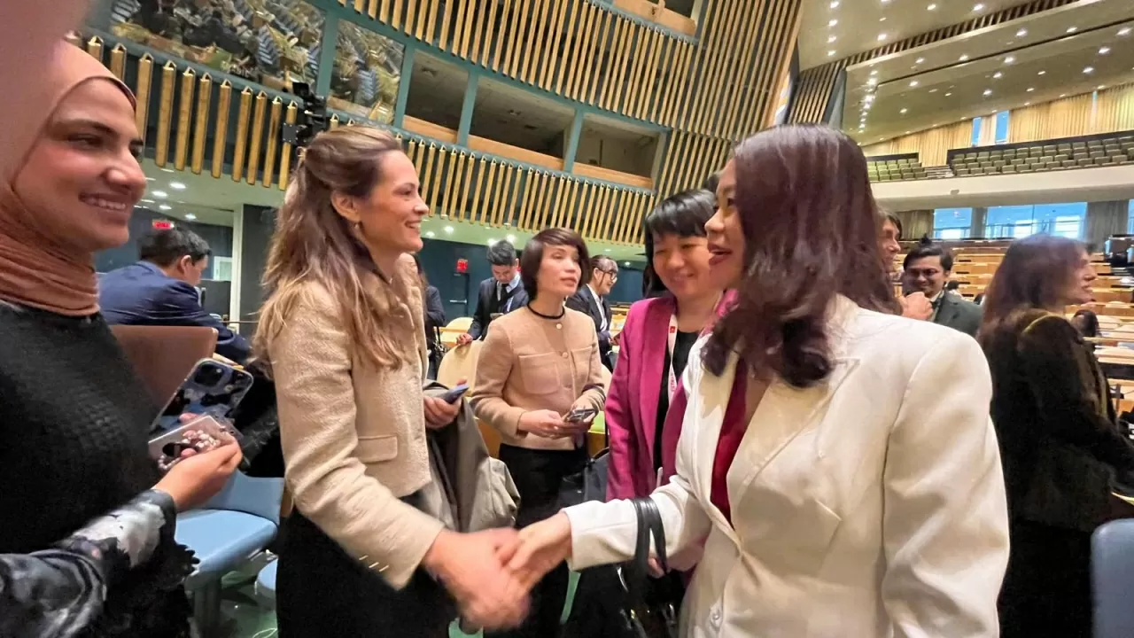 Bạn bè quốc tế chúc mừng đoàn Việt Nam. Bạn bè quốc tế chúc mừng đoàn Việt Nam.