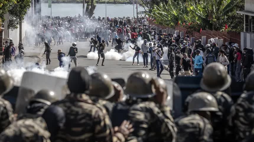 tinh hinh madagascar tong thong bi luan toi quan doi nam quyen