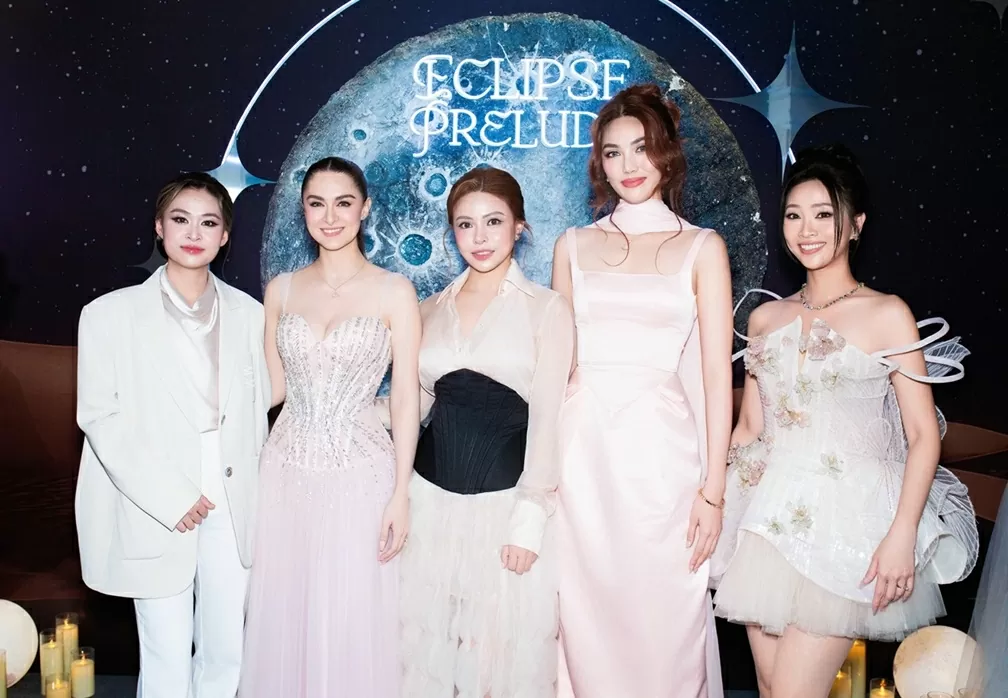 Sau khi đáp chuyến bay đến Tân Sơn Nhất (TP. Hồ Chí Minh) vào sáng 14/10, Marian Rivera (thứ hai trái sang) về khách sạn nghỉ ngơi, sau đó thay trang phục để đến dự buổi Private Meeting cùng nhiều sao Việt, trước thềm show thời trang của nhà thiết kế Trà Linh.