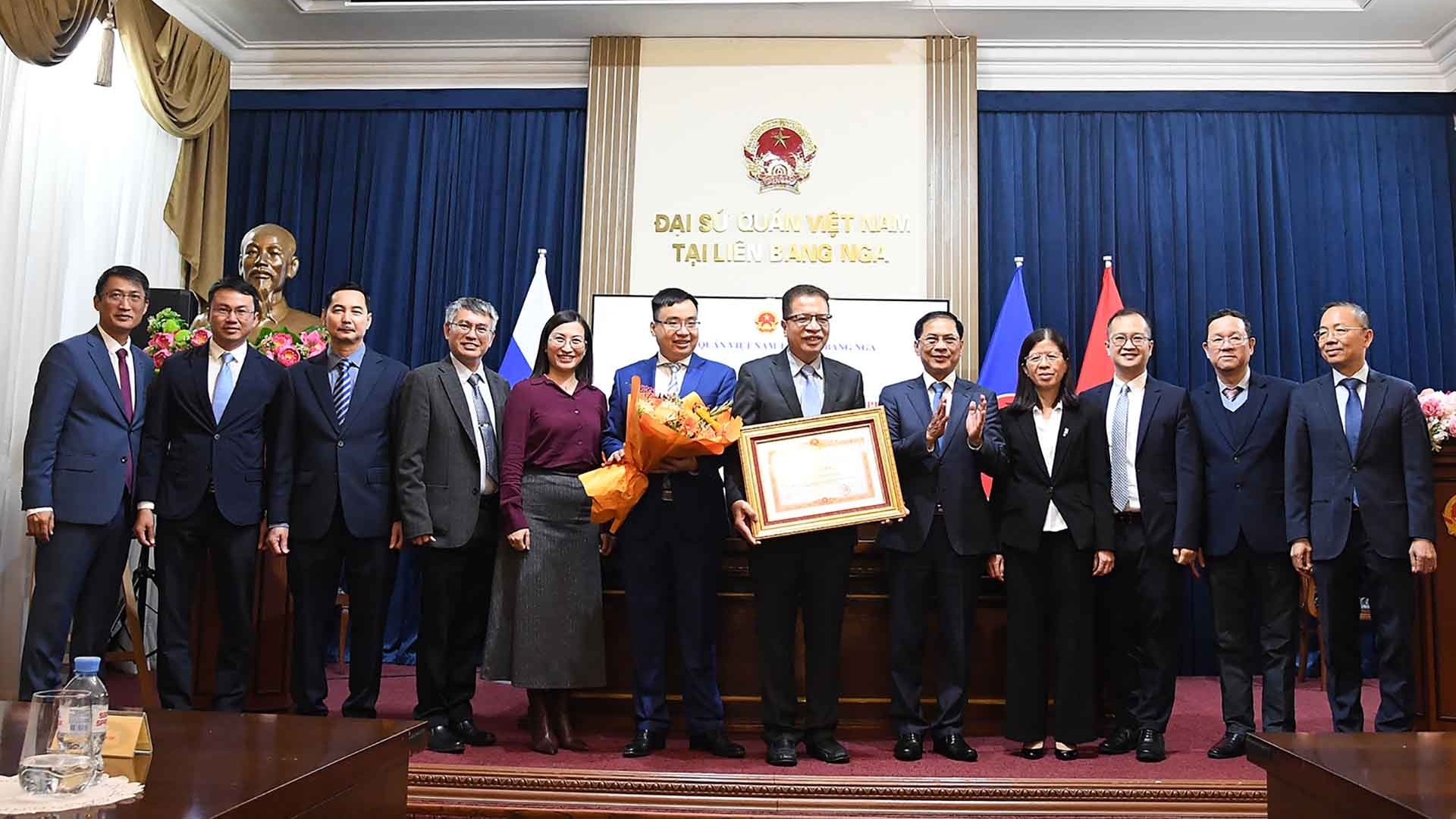 pho thu tuong bui thanh son gap go can bo nhan vien dai su quan viet nam tai lien bang nga