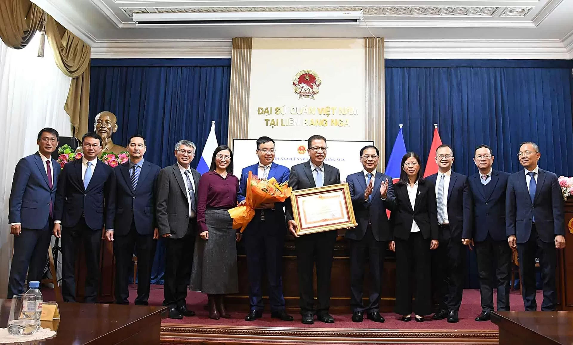 Phó Thủ tướng Bùi Thanh Sơn gặp gỡ cán bộ, nhân viên Đại sứ quán Việt Nam tại Liên bang Nga Phó Thủ tướng Bùi Thanh Sơn gặp gỡ cán bộ, nhân viên Đại sứ quán Việt Nam tại Liên bang Nga