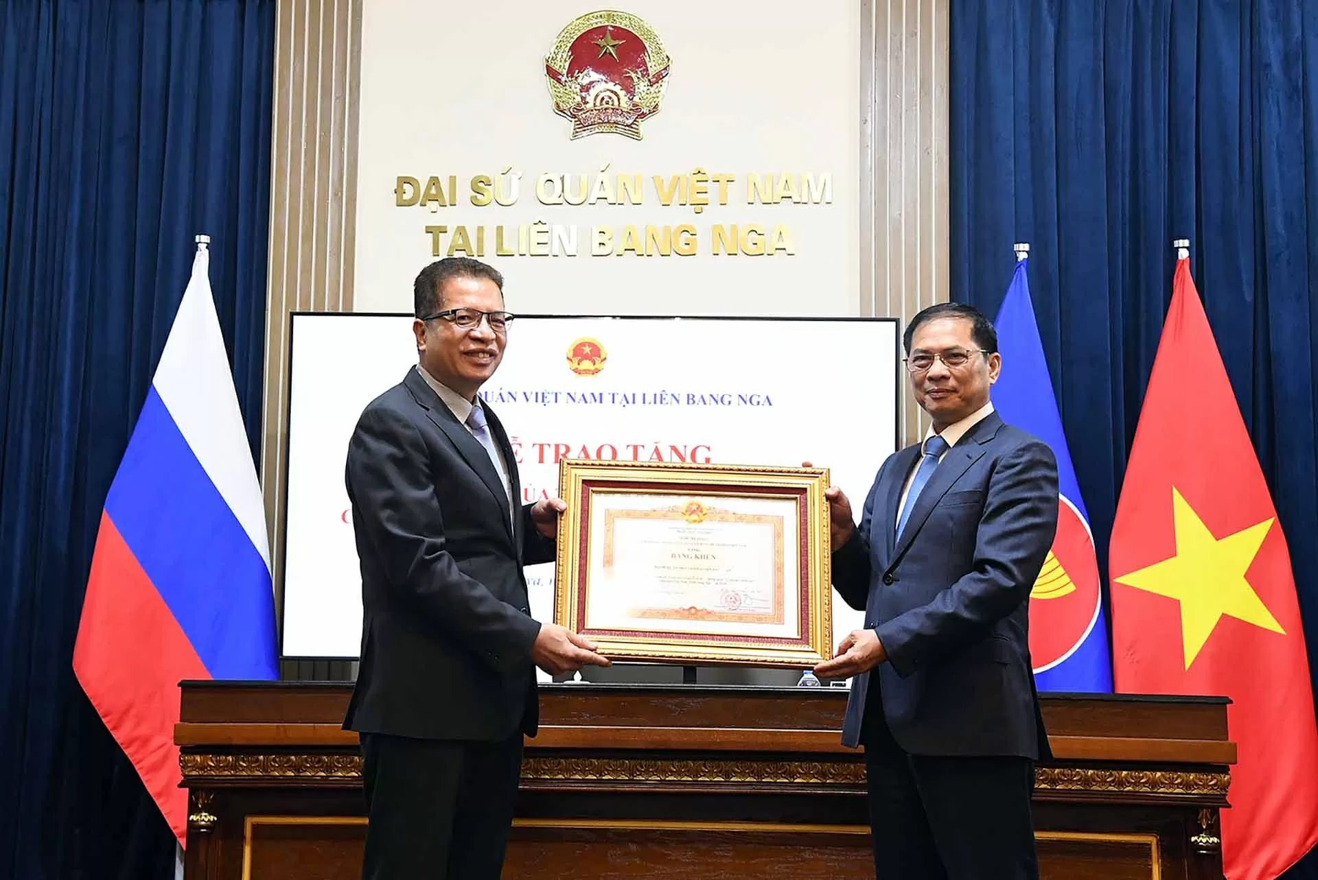 Phó Thủ tướng Bùi Thanh Sơn gặp gỡ cán bộ, nhân viên Đại sứ quán Việt Nam tại Liên bang Nga Phó Thủ tướng Bùi Thanh Sơn gặp gỡ cán bộ, nhân viên Đại sứ quán Việt Nam tại Liên bang Nga