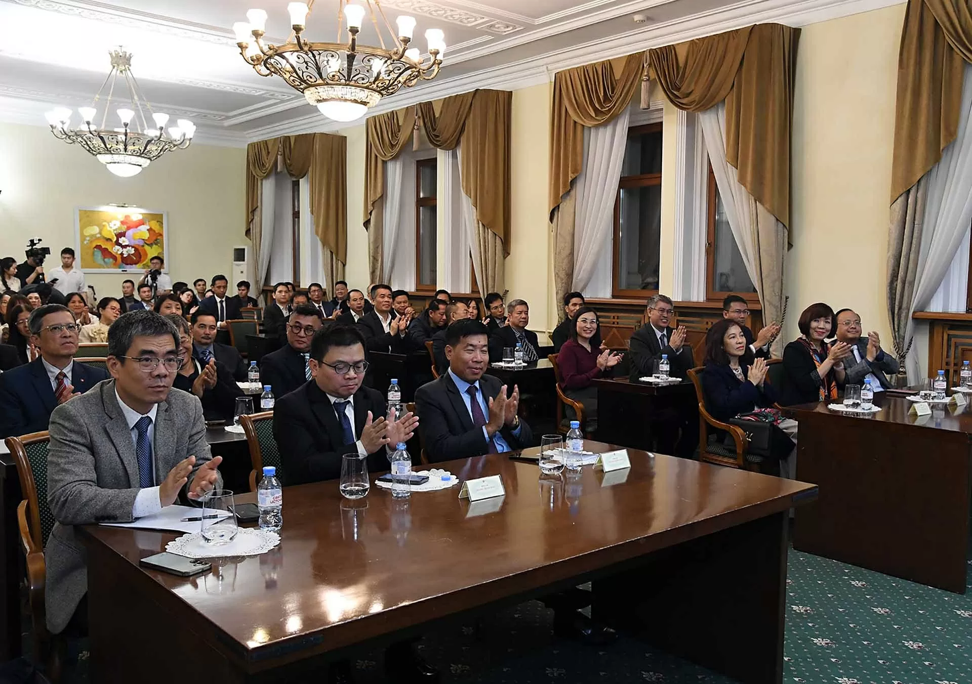 Phó Thủ tướng Bùi Thanh Sơn gặp gỡ cán bộ, nhân viên Đại sứ quán Việt Nam tại Liên bang Nga