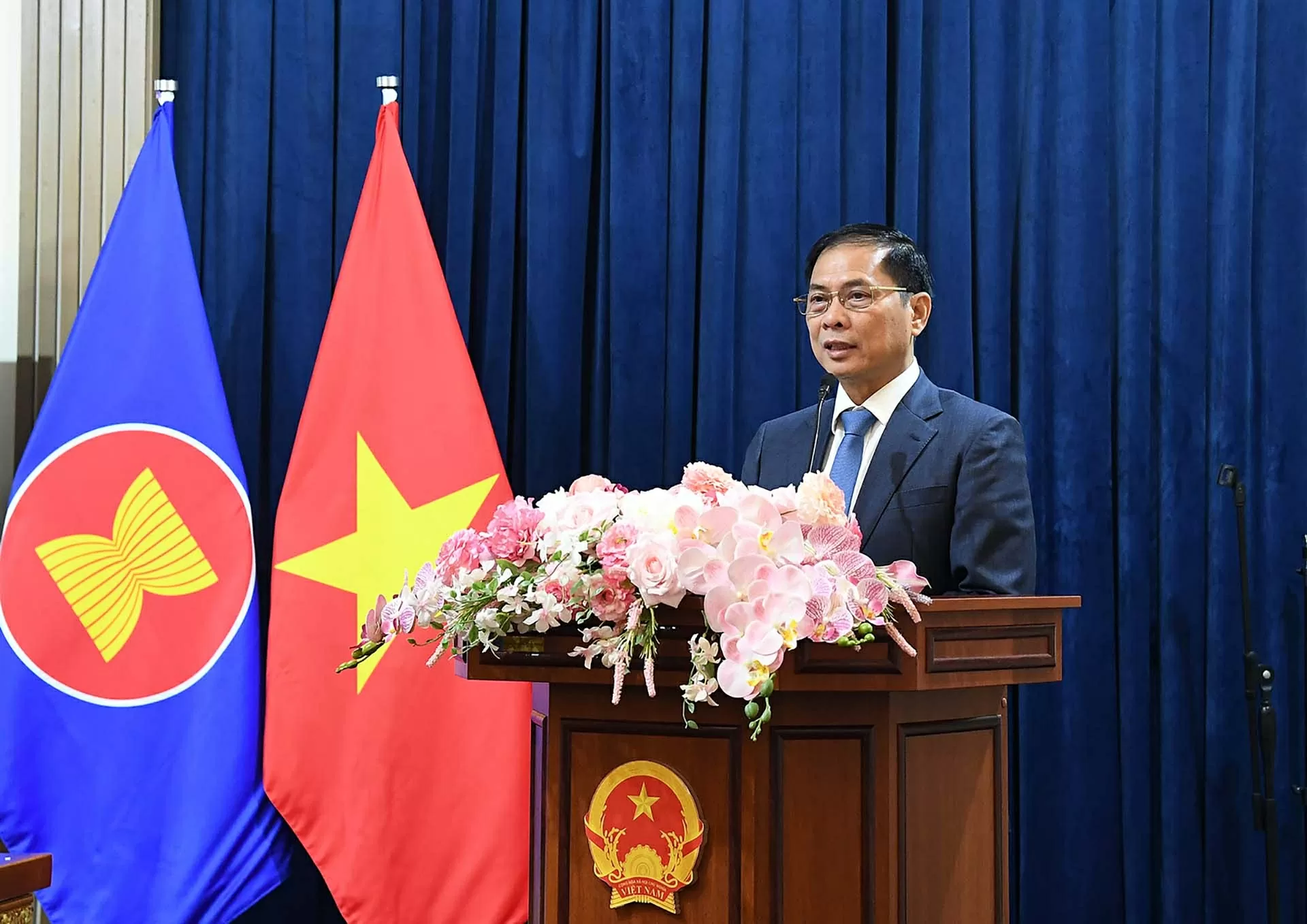 Phó Thủ tướng Bùi Thanh Sơn gặp gỡ cán bộ, nhân viên Đại sứ quán Việt Nam tại Liên bang Nga Phó Thủ tướng Bùi Thanh Sơn gặp gỡ cán bộ, nhân viên Đại sứ quán Việt Nam tại Liên bang Nga