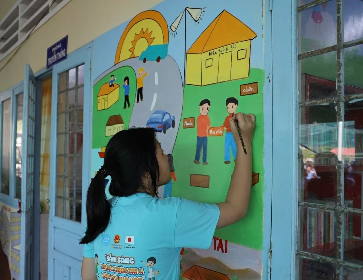 Gần 1.500 em học sinh tại 3 trường học trên địa bàn xã Mỹ Lâm, tỉnh Cà Mau đã cùng tham gia các hoạt động vẽ tranh tường và Cuộc thi Rung chuông vàng, tìm hiểu kiến thức về phòng chống thiên tai và bảo vệ môi trường. Ảnh: Cục QLĐĐ&PCTT.