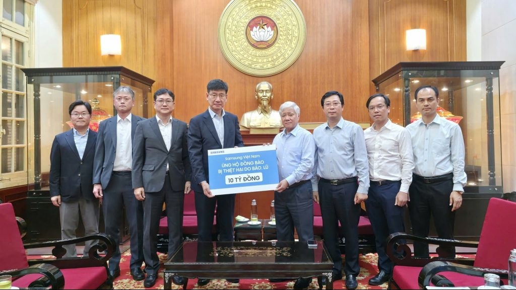 Samsung Việt Nam ủng hộ 10 tỷ đồng hỗ trợ người dân các tỉnh khắc phục hậu quả bão, lũ
