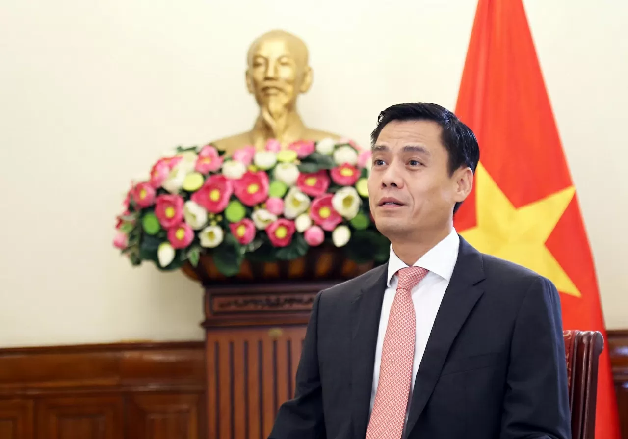 Thứ trưởng Ngoại giao Đặng Hoàng Giang trả lời phỏng vấn báo chí. (Ảnh: Thành Long)