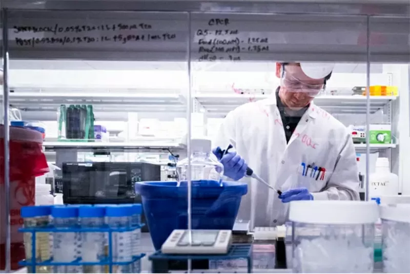 Tiến hành nghiên cứu dược phẩm sinh học tại một phòng thí nghiệm mới ở Pasadena, California, tháng 4 năm 2023 Tiến hành nghiên cứu dược phẩm sinh học tại một phòng thí nghiệm mới ở Pasadena, California, tháng 4 năm 2023