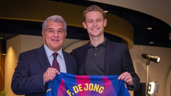 Ký hợp đồng mới, De Jong chấp nhận giảm lương