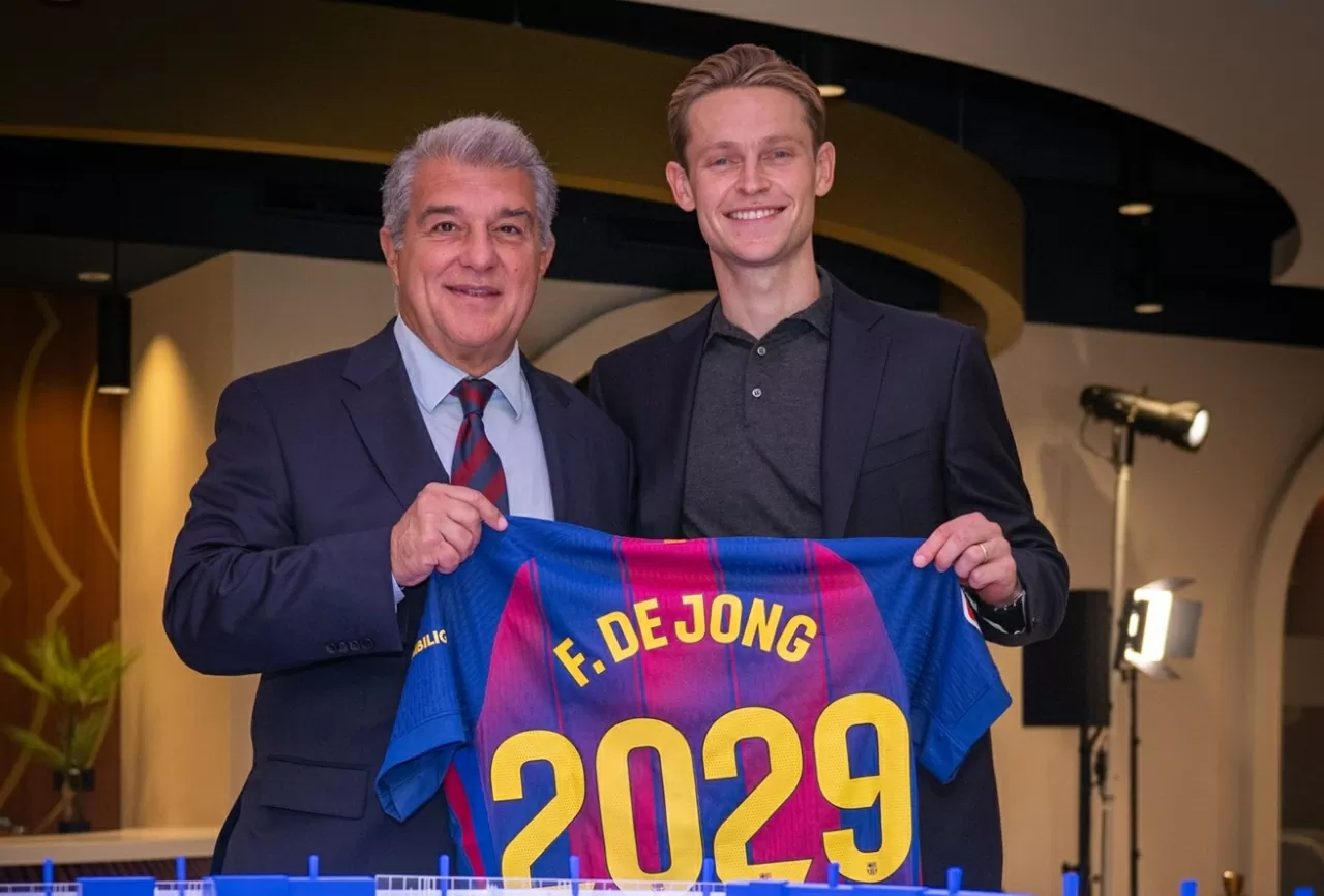 Ký hợp đồng mới, De Jong chấp nhận giảm lương