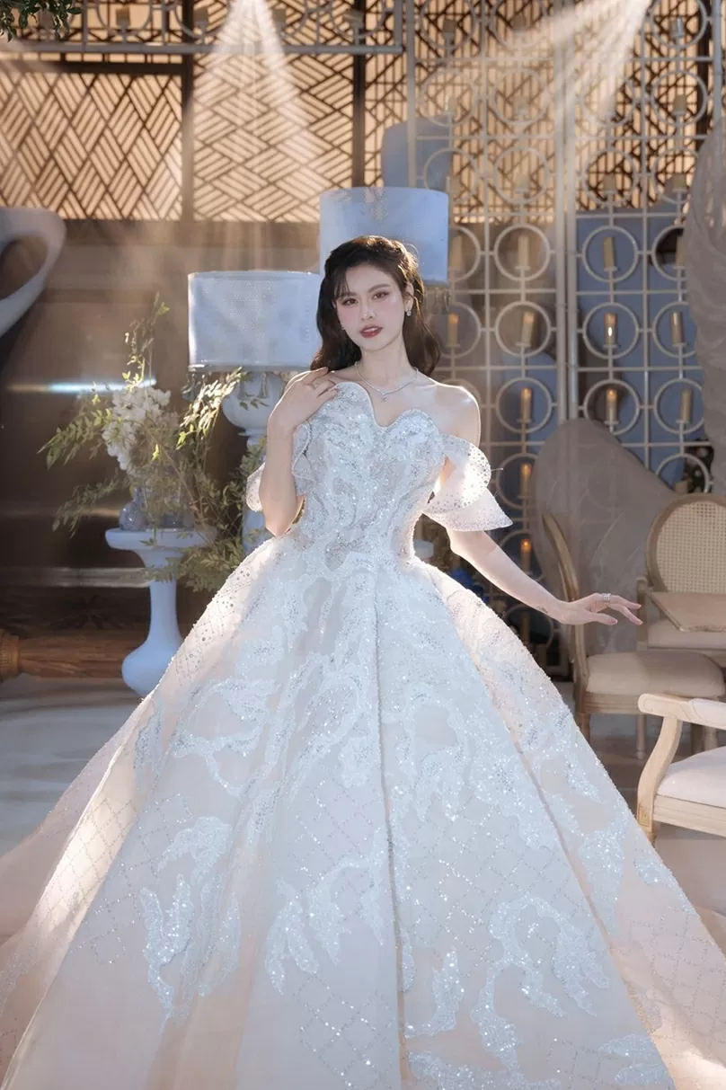 Marian Rivera thần thái sang trọng, làn da trắng sứ trên thảm đỏ thời trang nhà thiết kế Trà Linh