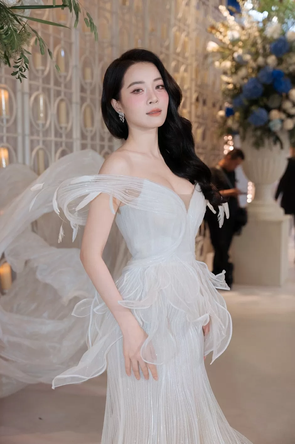 Marian Rivera thần thái sang trọng, làn da trắng sứ trên thảm đỏ thời trang nhà thiết kế Trà Linh