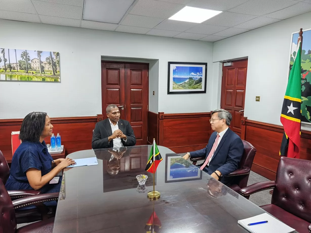 Đại sứ Lê Quang Long trình Thư ủy nhiệm tại Saint Kitts và Nevis