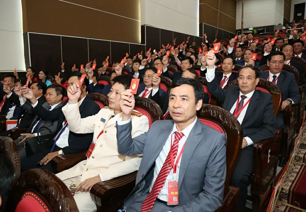 Các đại biểu biểu quyết thông qua Nghị quyết Đại hội đại biểu Đảng bộ tỉnh lần thứ I, nhiệm kỳ 2025 - 2030.