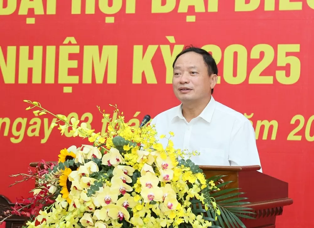  Đồng chí Trần Quốc Văn, Phó Bí thư Tỉnh ủy, Chủ tịch HĐND tỉnh trả lời câu hỏi của phóng viên.