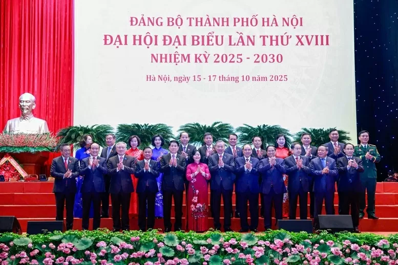 Các đồng chí lãnh đạo, nguyên lãnh đạo Đảng, Nhà nước chụp ảnh lưu niệm với lãnh đạo TP. Hà Nội. (Ảnh: Nhật Bắc) Các đồng chí lãnh đạo, nguyên lãnh đạo Đảng, Nhà nước chụp ảnh lưu niệm với lãnh đạo TP. Hà Nội. (Ảnh: Nhật Bắc)