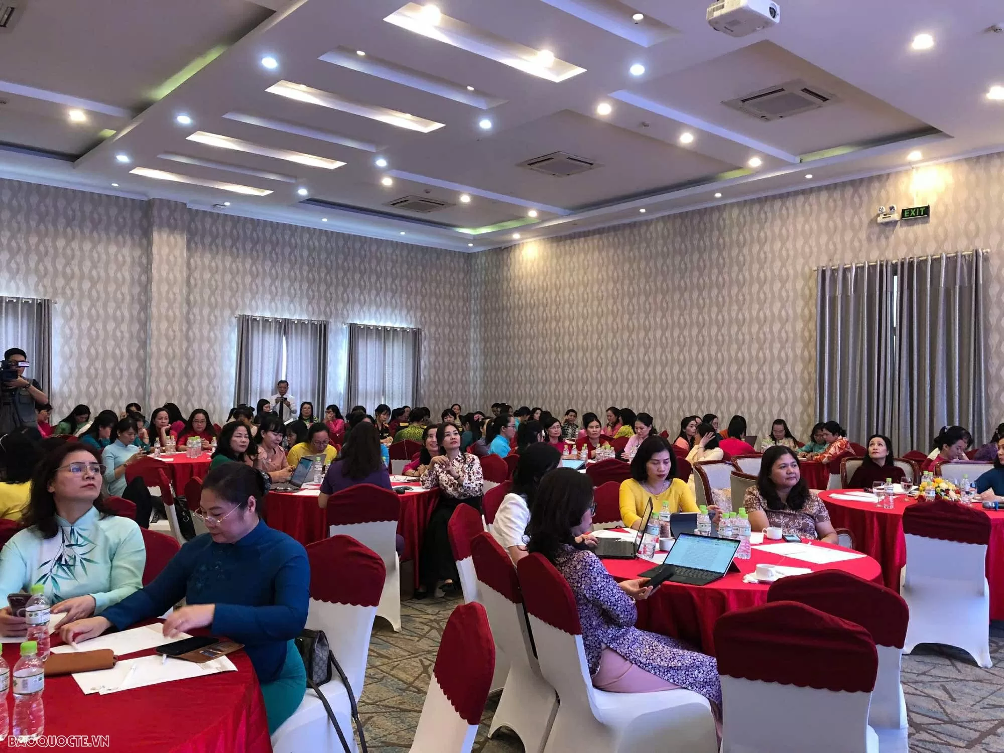 Tạo điều kiện để đội ngũ nữ lãnh đạo phát huy tối đa năng lực và phẩm chất Tạo điều kiện để đội ngũ nữ lãnh đạo phát huy tối đa năng lực và phẩm chất