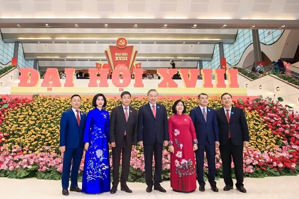 Tổng Bí thư Tô Lâm chụp ảnh chung cùng các đại biểu (Ảnh: Hữu Thắng).