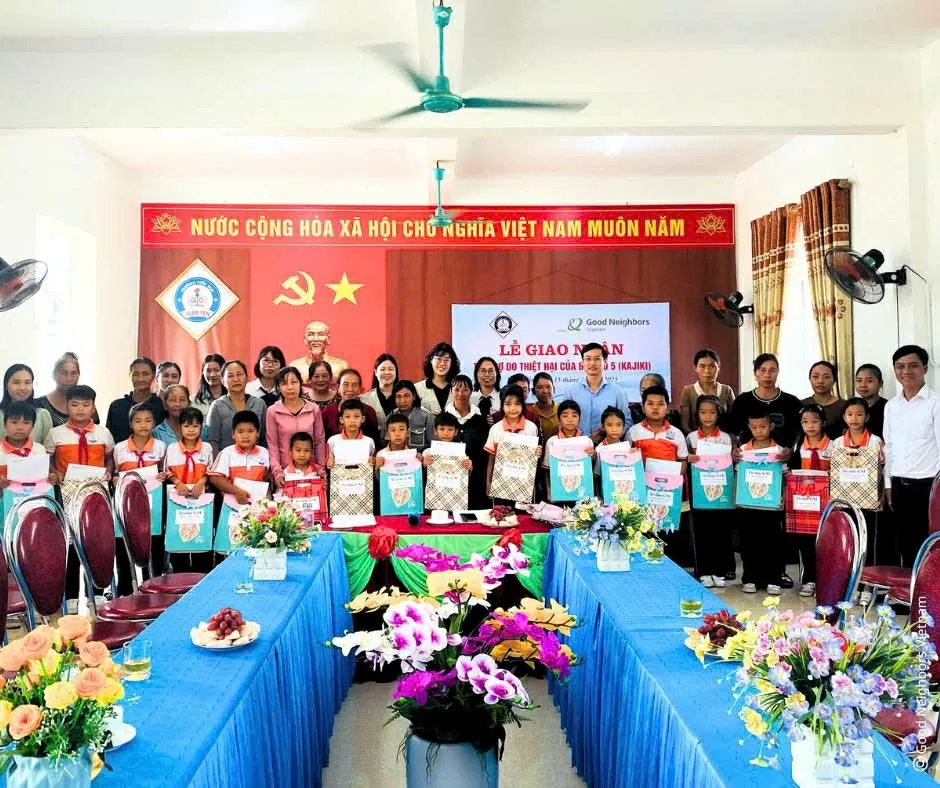 Gói hỗ trợ không chỉ mang đến cho 519 học sinh và giáo viên một môi trường học tập an toàn, tiện nghi hơn mà còn khơi dậy tinh thần lạc quan, ý chí vươn lên của các em sau thiên tai. Gói hỗ trợ không chỉ mang đến cho 519 học sinh và giáo viên một môi trường học tập an toàn, tiện nghi hơn mà còn khơi dậy tinh thần lạc quan, ý chí vươn lên của các em sau thiên tai.