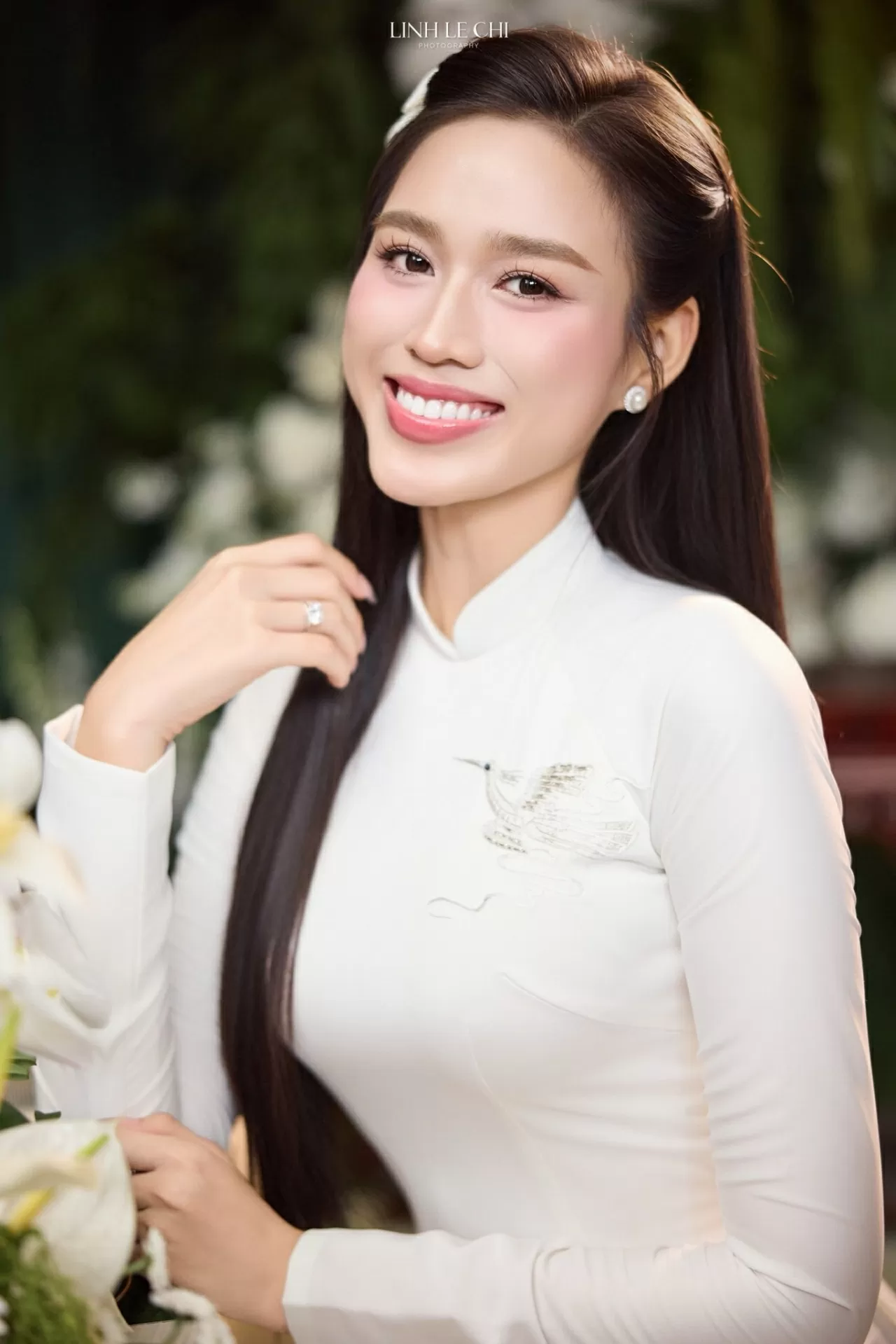 Hoa hậu Đỗ Thị Hà rạng rỡ trong lễ ăn hỏi