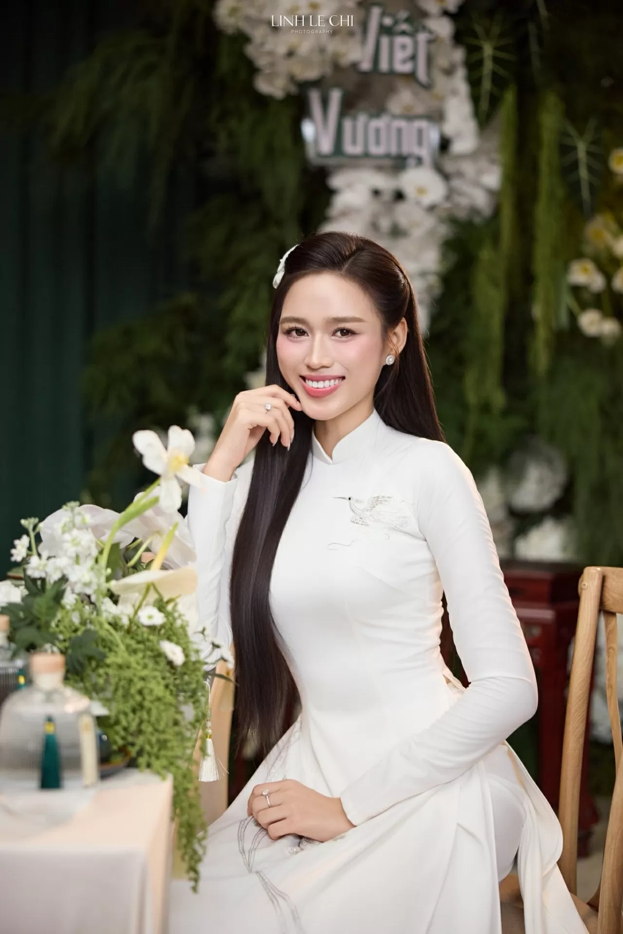 Hoa hậu Đỗ Thị Hà rạng rỡ trong lễ ăn hỏi