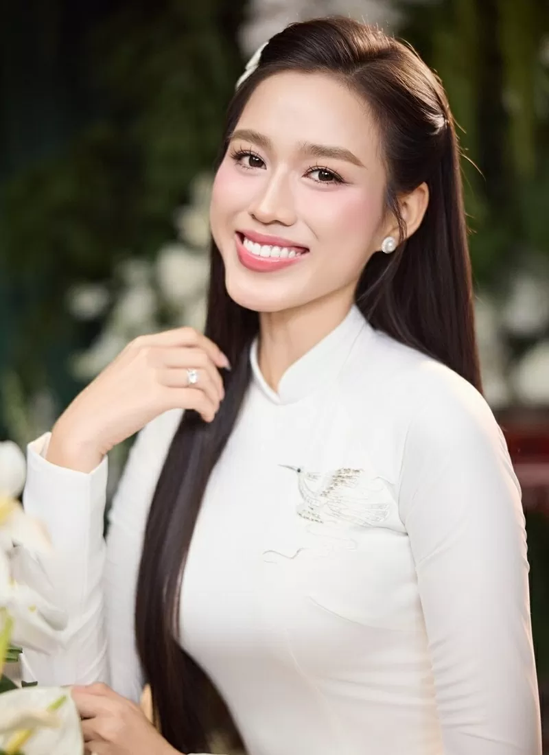 Hoa hậu Đỗ Thị Hà rạng rỡ trong lễ ăn hỏi